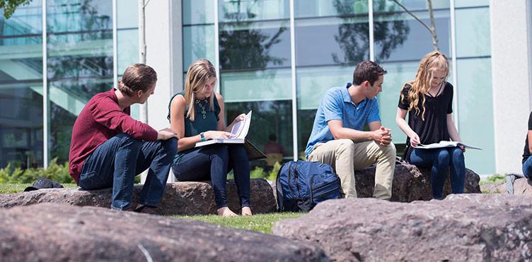 Students studying together at MUC